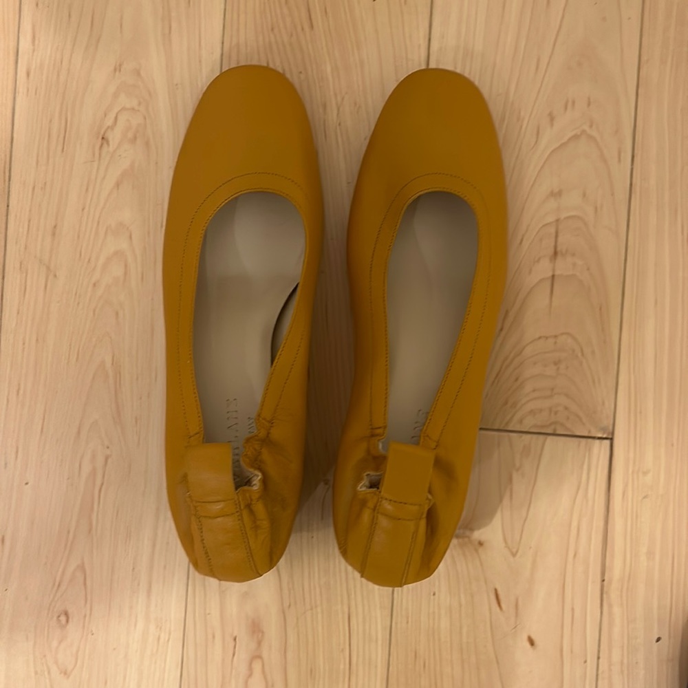 Everlane day heel, size 7, in the color honey stacked. Heel is 2 inches.
